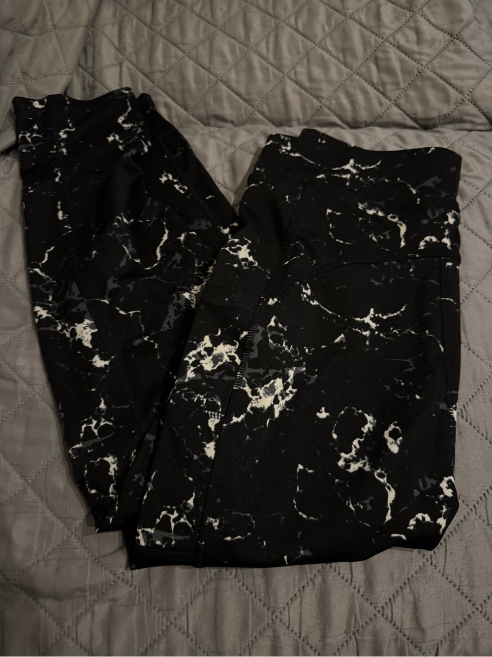 POP Fit Black Marble-Print capris